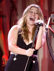 Don&rsquo;t eat the microphone, Kelly